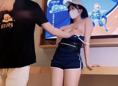 Cô nhân viên xinh đẹp bán TV với khách hàng may mắn