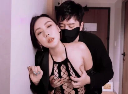 Phu nhân bán thân cho sếp để trả các khoản nợ cho chồng