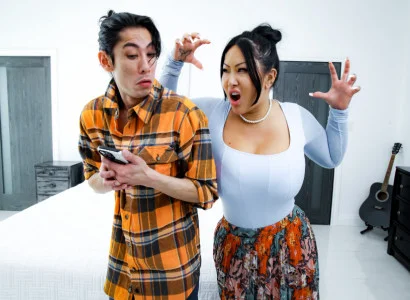Chàng con trai làm cho mẹ kế xăm trổ hàng múp đạt khoái cảm
