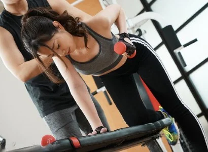 Người phụ nữ thiếu thốn tình dục và anh PT số hưởng làm tình liên tục