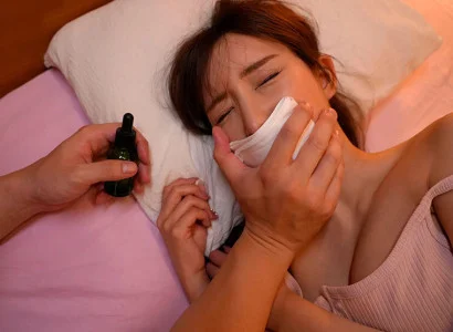 Gã trai chuốc thuốc mê để cô em họ xinh đẹp say rồi quan hệ